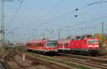 628 251-1 als RB 33589 (Wrzburg Hbf-Bad Mergentheim) dieselt gerade an 143 900-0 in Lauda vorbei 01.11.09