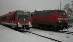 628-553 und 218 307-7 stehen am Bahnhof in Munster. (30.12.09)