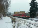 Lnie Hof - Selb Stadt, früher Hauptbahn Hof - Eger (Cheb) in Oberkotzau mit seinem Keilbahnhof. Der 628.4 kam gerade aus Selb und fährt nun Richtung Hof. Links steht der Km-Stein, es sind 54.6 nach Eger. Links vom Zug ist  in grüner Folie eine neue Haltetafel zu sehen. Da wird wohl bald auch eine neue Epoche der Zugsicherung kommen und in Rehau werden die Formsignale wohl überflüssig wie in Selbitz an der Bad Stebener Nebenbahn...