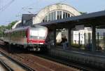 Der Kaiserbahnhof in Potsdam Park Sanssouci, am 16.6.2005 wird er durch den Kanzler eingeweiht. Hier noch mal 2 Tage zuvor ein 628 nach Hennigsdorf. Die Kiste rechts ist die  Schenker-Kiste  auf einem Containertragwagen, mit dem die DB Akademie die Sicht auf das Portal verstellt hat.