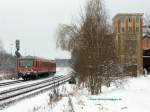 Ein 628.2 des Bh Hof passiert in Oberkotzau die aufgelassene Spritfabrik.