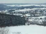 Blick in den verschneiten Frankenwald, im Bild der Ort Köditz mit dem 628248 der sich bergwärts kämpft. Der Fotograf holte sich nasse Füsse weil nach einer Meldung ein 612er als Ersatzfahrzeug fahren sollte. Das stellte sich leider als nicht zutreffend heraus. Als Trost entstanden einige Bilder des 628.2 wie das gezeigte. Foto vom 2.2.2010.