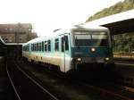 628 621-5/928 621-2 mit RB 12202 (RB 82 Der Leineweber) Altenbeken-Bielefeld auf Bahnhof Altenbeken am 13-10-2001. Bild und scan: Date Jan de Vries. 