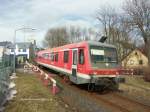 628/928238 wurde hier am 2.März 2010 in Hof aufgenommen, als er diesen Fussgänger-BÜ mit Umlaufgitter am Abstieg hinunter zum Q-Bogen/Hbf passierte.