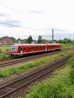 Triebwagen 628 540-6 bei der Einfahrt in den Bahnhof Grevenbroich, am Sonntag den 20.6.2010. Er ist auf dem Weg von Neuss nach Horrem und kreuzt hier in Grevenbroich mit dem Gegenzug.