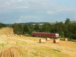 628 414 hat Selbitz verlassen und fährt Richtung Naila an abgeernteten Feldern vorbei. Links grüsst die Kirche von Selbitz. 09.August 2010.