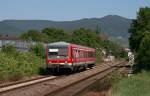 Vor der Kulisse des Kalmits, dem hchsten Berg der Sdpfalz, beschleunigt der Ludwigshafener 628 292 am 04.