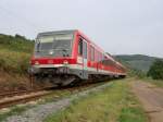 628-592 schlngelt sich am 19.9.10 auf der Moselbahn auf dem Weg von Bullay nach Traben-Trabach bei Reil entlang.