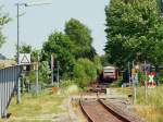 Haltepunkt Wurlitz am 21.Juli 2010 aufgenommen, ein 628er kommt aus Rehau heran. Da dies einer der wenigen Haltepunkte ist, die 2 Bahnsteige an einem Gleis haben, wird der Zug in dieser Richtung am vorne zu sehenden Bahnsteig halten. Der Bahnsteig für Fahrten Richtung Rehau ist in Höhe des Zuges auszumachen. Unterstellhütte, Schilder, Bahnsteig - alles gibt es hier gleich zweimal, tsssss