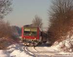 Während der Zeit des eingeschränkten Betriebs, wo nur alle 2 Stunden ein Zug fährt, kommt am 30.12.2010 der 628 420 vor Selbitz um die Ecke.