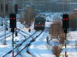 628 419 wartet hier in Hof Hbf die Vorbeifahrt eines aus Bad Steben kommenden 628er Kollegen ab, die Weichen vorne sind schon gestellt.