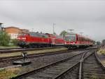 Der 628 566 als RB nach Passau am 28.05.2011 bei der Ausfahrt aus Pfarrkirchen im Hintergrund wartet die 218 403 mit einem Sonderzug auf seine Rangierfreigabe um auf das Bahnsteiggleis umsetzen zu