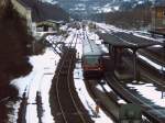 Eben eingetroffene BR 628 als RB 83 aus Trier, im Hintergrund die Abstellgruppe von Gerolstein, 4x BR 644 und eine BR 218 mit 3  Silberlingen , 11.02.06
