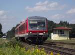 628 557 ist am 17. August 2011 als Regionalbahn von Waldkraiburg nach Trostberg bei Tling unterwegs.