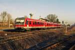 Ein LVT 628, hier mit Steuerwagen 928 592-5, verlsst an einem sonnigen Mrzmorgen 2005 Wittgensdorf ob Bf in Richtung Chemnitz.