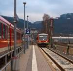 Dieseltriebwagen 628/928 235 der Kurhessenbahn als RB 43 Obere Lahntalbahn (KBS 623)kommt von Marburg ber Biedenkopf und fhrt am 28.12.2011 in den Bf Bad Laasphe ein, nach dem Halt fhrt er weiter