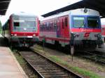 628 566-9 u. 5047 071-5 warten auf die Abfahrt Bhf. Simbach/Inn (2006-06-03)