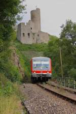628 305 war am 11.8.2011 als RB nach Kaisersesch unterwegs.
Im Hintergrund die markante Burg in Monreal an der Pellenz-Eifel-Bahn/Eifelquerbahn. (Andernach-Mayen-Kaisersesch-Daun-Gerolstein)