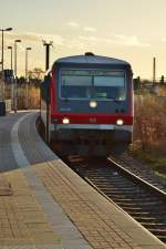 Am Bahnsteig Gleis 10, dem Gleisabschnitt der in Richtung Aachen von der Erftbahn abzweigt steht der 928 504 und wartet auf den Abfahrbefehl in Richtung Neuss Hbf.25.11.2012