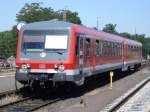 928 326-8 mit dem Reiseziel  Gieen  wird gerade in Fulda bereitgestellt. das Bild wurde am 23.07.2006 aufgenommen.