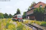 Blick nach Osten auf den Bahnhof Selb Stadt (2 von 3): 628 424 wendet schon auf Gleis 1, Gleise und Bahnsteige machten am 25.7.04 aber noch einen schlechten Eindruck.