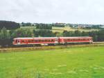 628 421 hatte am regnerischen 30.8.04 gerade Rehau verlassen, von dem man noch einige Gebude im Hintergrund sieht. Vor dem Zug steht die letzte Bake fr das Einfahrvorsignal. 

