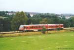 628 421 hatte am regnerischen 30.8.04 gerade Rehau verlassen, von dem man noch einige Gebude im Hintergrund sieht. Rechts neben dem Fernsprecher versteckte sich das Einfahrvorsignal hinter einem Baum. 