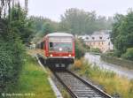 628 421 hlt im strmenden Regen als RB nach Selb im Haltepunkt Wurlitz. (Blick nach Westen am 30.8.04)
