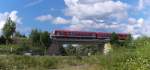 Der Niedtal - Express - 628 453 hatte am 10.07.2012 Nebenbahndienst.

Der Triebwagen hat vor 500 Metern die Saartalstrecke (KBS 685) berquert und begibt sich nun ins Tal der Nied, ein Nebenflu der Saar, der auch in Frankreich entspringt.

Die Strecke ist 20 Km lang (Bouzonville - Dillingen Saar) auf 11 Km der KBS 687 wird heute noch Personennahverkehr betrieben. (Niedaltdorf - Dillingen-Saar)

Hier beim berqueren der relativ neuen Landstrae beim Aluminium Werk Dillingen. 2003 wurde die Brcke fertig gestellt.