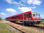 Die RB 28606 (Aulendorf - Bad Wurzach) am 08.07.2012 beim Halt am  provisorischen  Haltepunkt Mennisweiler.