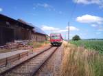 Die RB 28606 (Aulendorf - Bad Wurzach) am 08.07.2012 beim Verlassen des provisorischen Haltepunkts Mennisweiler.