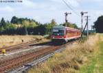 928 401 fhrt am 2.10.99 in Langlau ein. Links vom Zug sieht man den Abzweig zum Bundeswehrdepot, das bis etwa 2005 fr regelmiges Frachtaufkommen sorgte. (Blick nach Osten)

