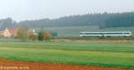 Weiter geht es am Waldrand entlang durch Felder und Wiesen. Bei Sorghof entstand das Bild vom 628/928 im Morgennebel am 18.10.95