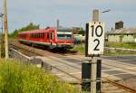 Der 629/628 305 als RB92 im Kruft, direkt hinterm Bahnbergang.