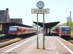 Blick nach Sden auf den Bahnhof Alsfeld am 30.8.05: 928 330 auf Gleis 3 begegnete als RB nach Gieen dem abgestellten 928 440 auf Gleis 1.