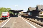 Alsfeld, Blick nach Norden am 30.8.05: Links 928 449 als RB nach Gieen und rechts der abgestellte 628 440 mit der Zielangabe „Alsfeld“.