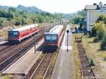 Von der Fugngerbrcke, die bis etwa 2010 ber die Gleise des Lauterbacher Bahnhofs fhrte, hatte man eine schne bersicht: 628 434 nach Fulda auf Gleis 2 traf am 30.8.05 den abgestellten 628 449 auf Gleis 4.