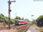 628 449 setzte am 30.8.05 im stlichen Weichenbereich von Lauterbach um. Im Hintergrund das Stellwerk und der Bahnbergang der L 3140 nach Schlitz.