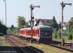 928 440 rollt am 30.8.05 als RB nach Alsfeld zwischen den Einfahrsignalen von Groenlder hindurch.

