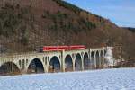 Während am 2.2.2014 das Welcup-Skispringen bereits in vollem Gange ist, überqueren zwei 628.2 der Kurhessenbahn das Willinger Viadukt