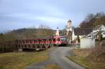 Am Morgen des 8. Februar 2014 sind 628 340 und 563 als RE 22337 unterwegs von Sigmaringen nach Ulm. Hier bei Rechtenstein wird die Donau überquert. Im Hintergrund die Pfarrkirche St. Georg und der Rest der ehemaligen Burg Rechtenstein.