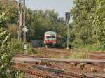 Nachschuss im Abendlicht auf den RB38 in Richtung Neuss. Eben hat er den Bahnübergang Blumenstraße überquert und ist nun auf den Weg nach Düsseldorf HBF über Neuss. Grevenbroich 09.05.2014