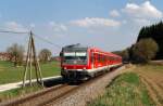 628 593 mit S-Bahn, A-Linie (29326) bei Kleinberghofen (02.04.2014)
