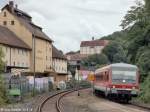 928 231 war am 20.8.14 als RB nach Aschaffenburg unterwegs. Gerade hatte er das Niederstettener Schloss im Tunnel unterquert und rollte an den Bahnsteig von Gleis 2.
