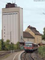 928 251 war am 20.8.14 als RB nach Aschaffenburg unterwegs. Neben dem mächtigen Turm des Niederstettener Lagerhauses rollte er an den Bahnsteig von Gleis 2.
