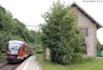 642 127 hielt am 20.8.14 als RB nach Crailsheim in Laudenbach neben dem leer­stehenden alten Empfangsgebäude. Der Bahnhof liegt recht einsam am Westhang des Vorbachtals, während sich der 1100-Einwohner-Ort größtenteils östlich des Bachs erstreckt.