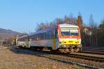 
Der Dieseltriebzug 928 677-4 / 628 677-7 der Westerwaldbahn (WEBA) fährt am 12.02.2015, als RB 96  Hellertalbahn  die Verbindung Neunkirchen-Herdorf-Betzdorf/Sieg, hier kurz vor dem Bahnhof Herdorf.