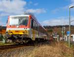   Der Dieseltriebzug 628 677-7 / 928 677-4 der Westerwaldbahn (WEBA) fährt am 22.03.2015 vom Haltepunkt Alsdorf über den Bü Alsdorf nun weiter in Richtung Daaden.