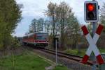 RE 4 vor dem gesicherten Bahnübergang des Haltepunktes Eggesin.