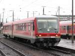 928 656 als RB46 nach Forst(Lausitz) wartet am 06.01.07 bei Dauerregen im Bahnhof Cottbus auf die Abfahrt.